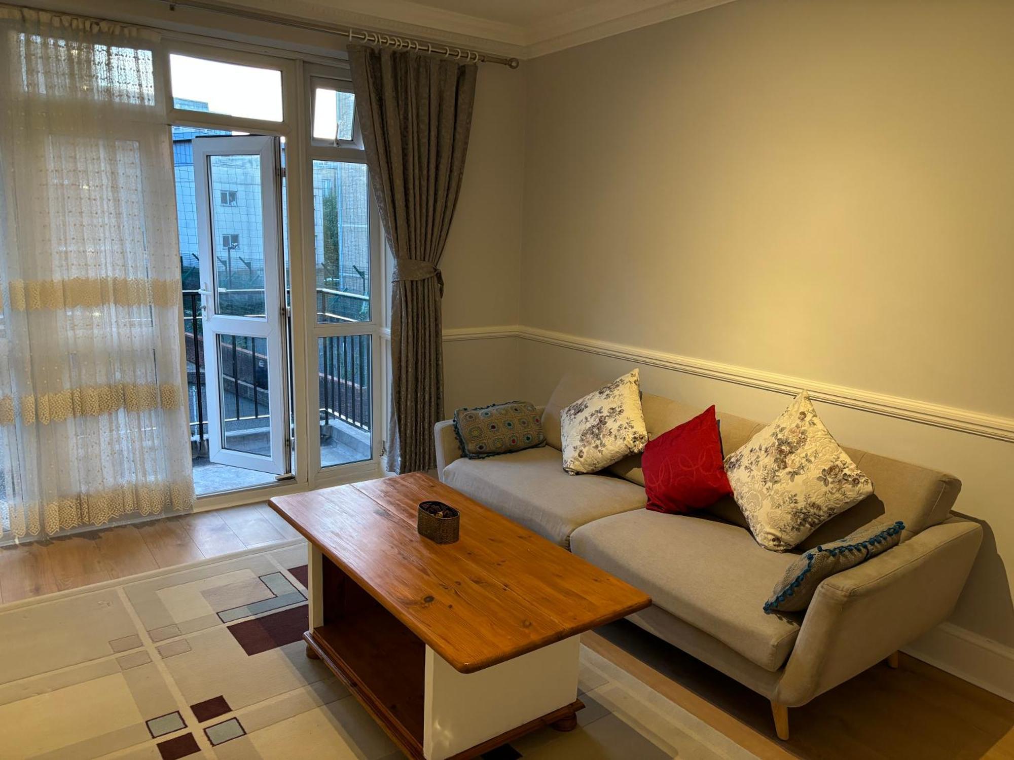 Bright 2 Bedroom Flat Close To Centre Londra